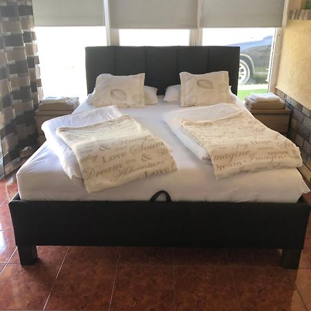 Regina Delux Apartman Гюла Екстериор снимка