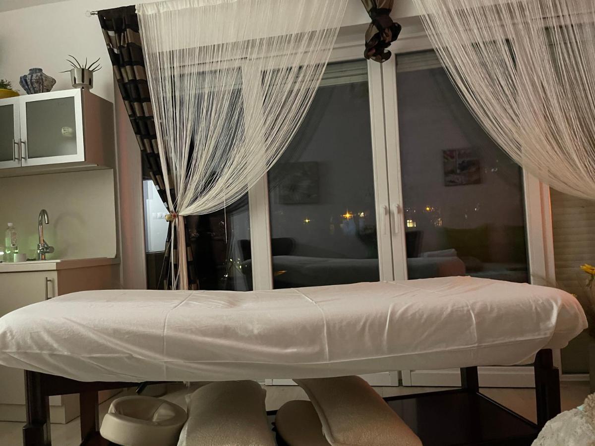 Regina Delux Apartman Гюла Екстериор снимка